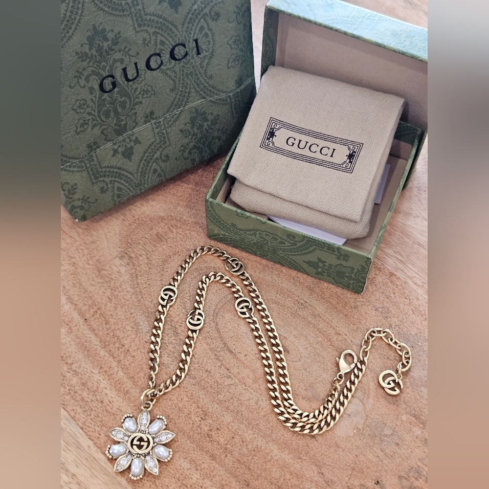 Gucci Gold Necklace with Floral Pendant